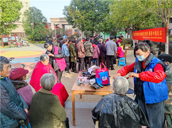 紅梅社區(qū)：志愿服務融入冬訓課堂 雷鋒精神彰顯黨員本色