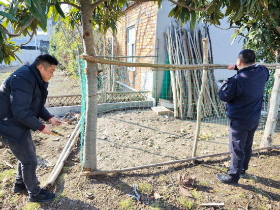 和平村:網(wǎng)格耐心勸導(dǎo) 拆除私占公共用地